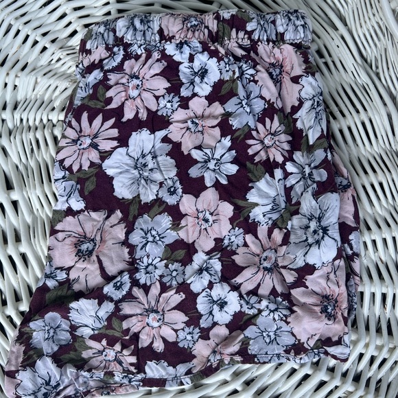 Women’s loose fitting flower printed shorts with drawstring - Picture 2 of 3